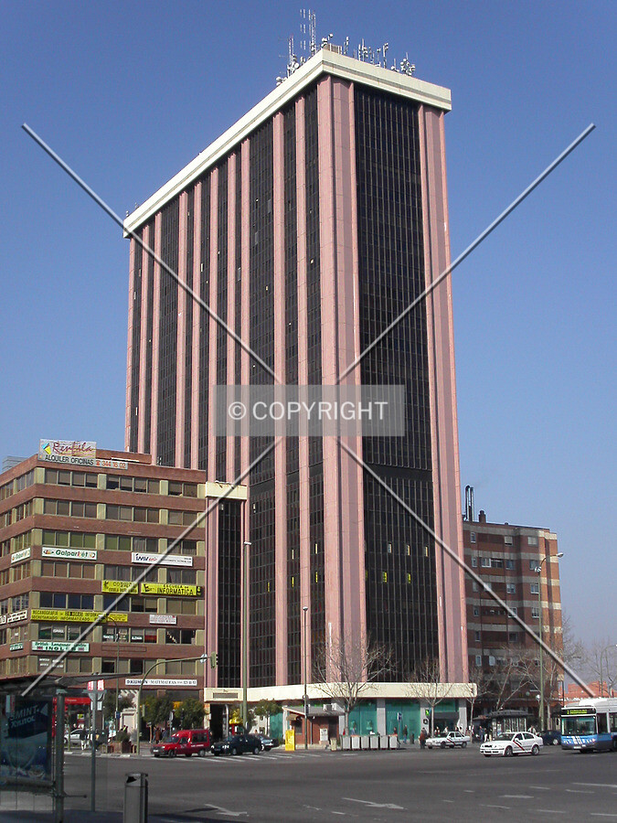 The building seen from Plaza de Castilla