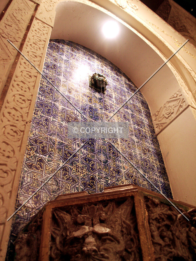 Looking up at the fountain in the Hall of Lions