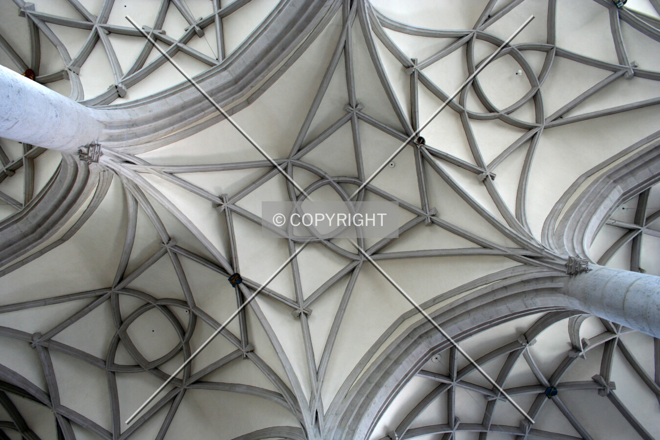 Ribbed vaulting in the ceiling