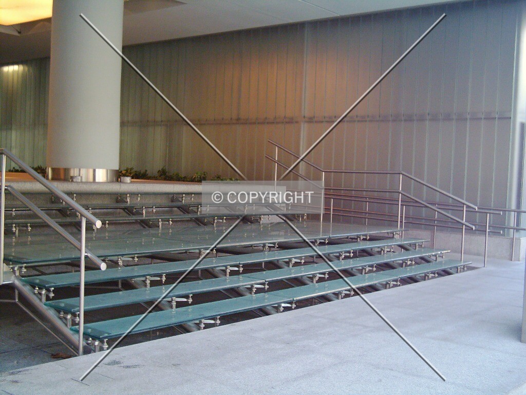 Entrada Sudoeste con escaleras de cristal