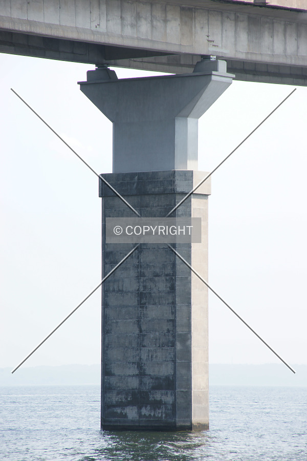 One of the giantic concrete columns holding the bridge