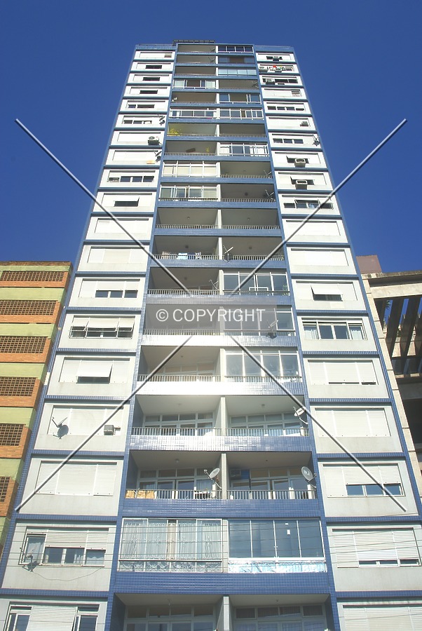 The rear seen from across Mauá Avenue