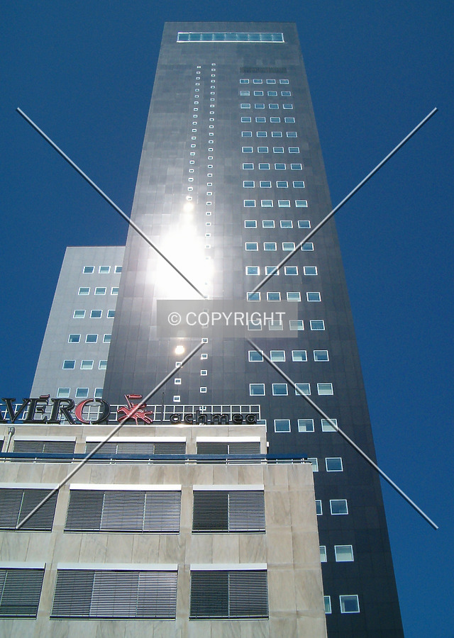 Looking up from Lange Marktstraat