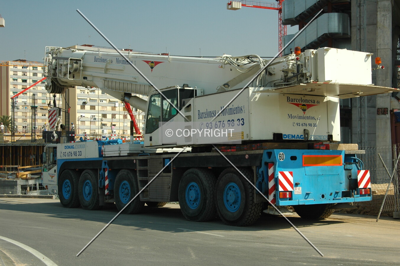 Mobile crane to install the big crane to raise the panoramic restaurant