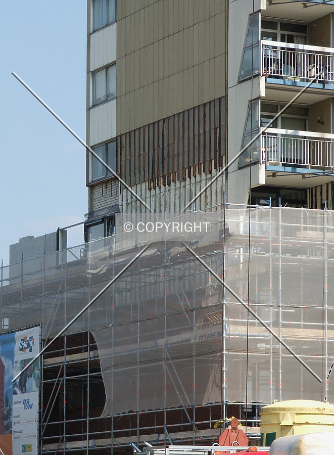 Removal of the old façade