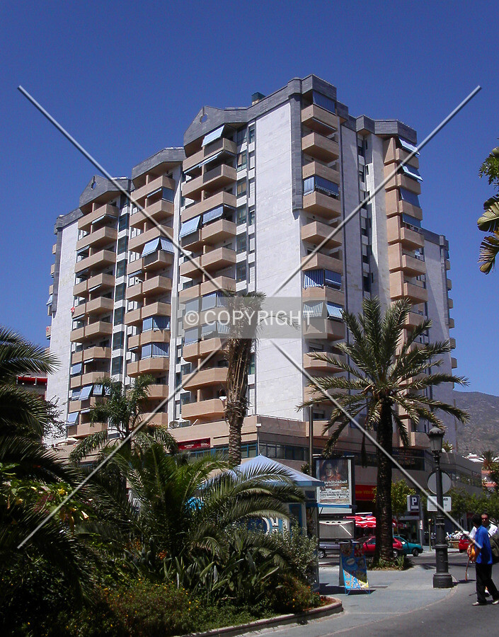 Southern facade of the building as seen from Avda. Severo Ochoa