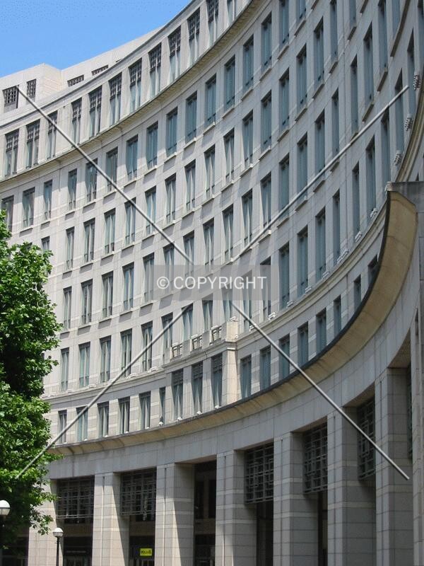 7 Westferry Circus creates a sweeping west facade with neighbours 1 and 11