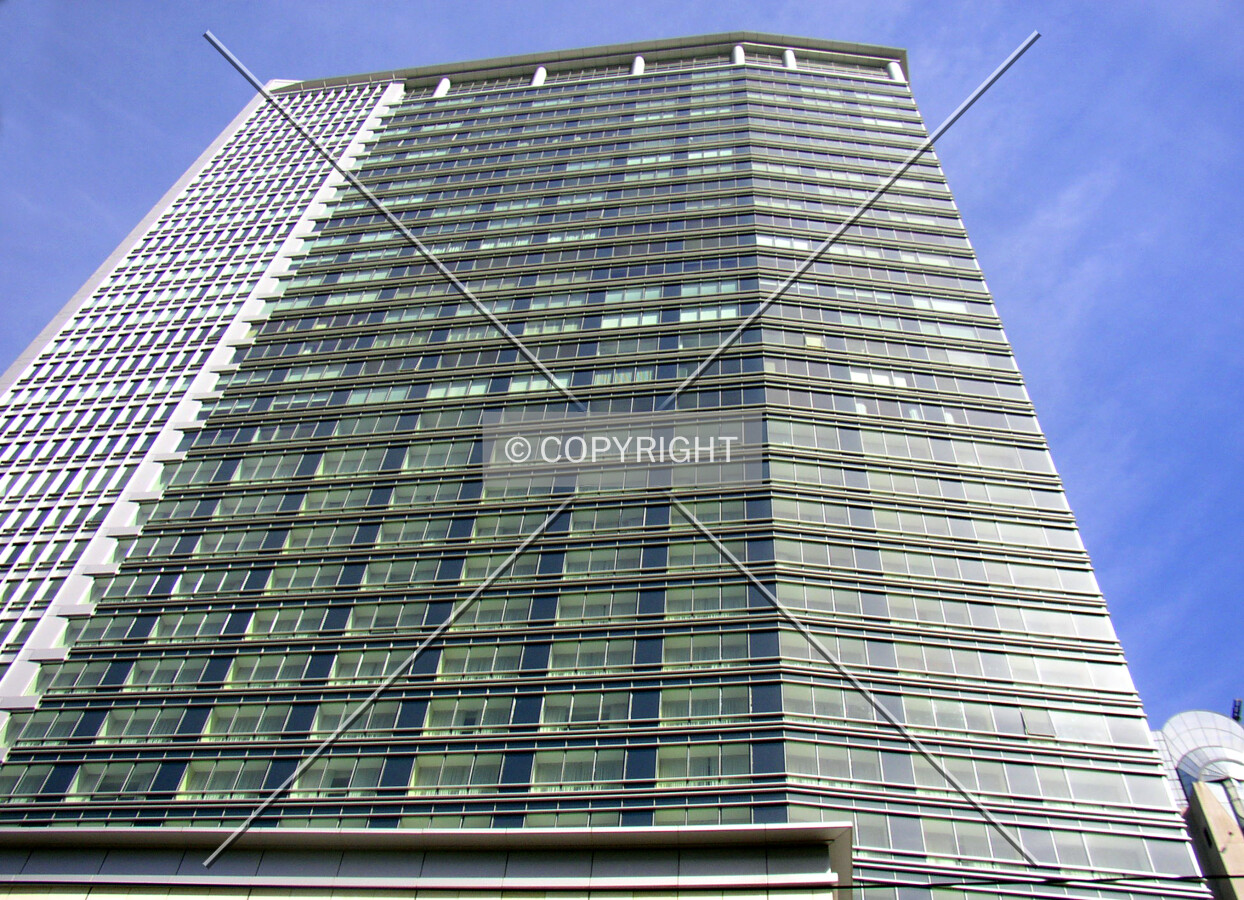 Looking up the northern facade from Market Street