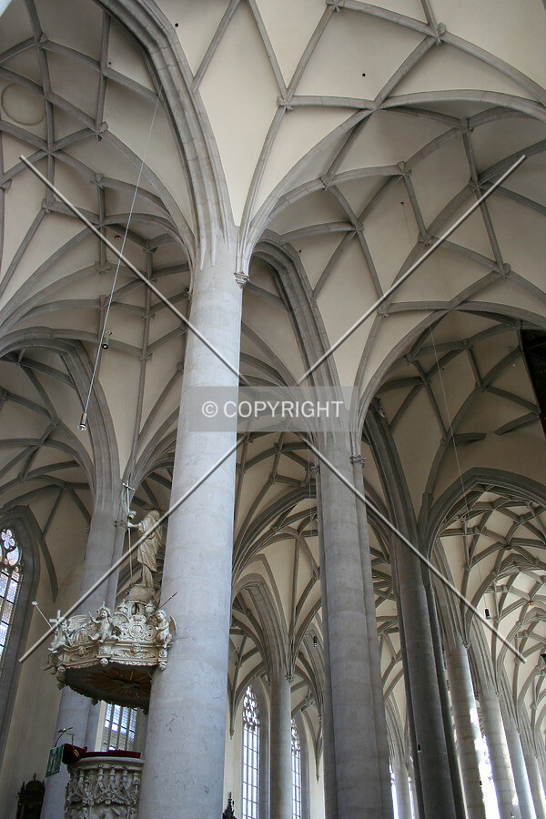 Interior columns and vaulting