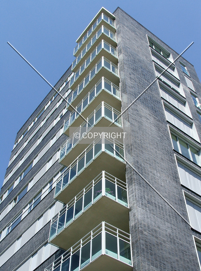 Looking up from Beursstraat