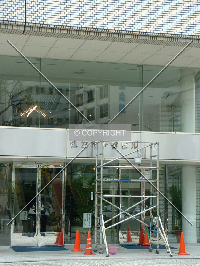 Entrance with bucket