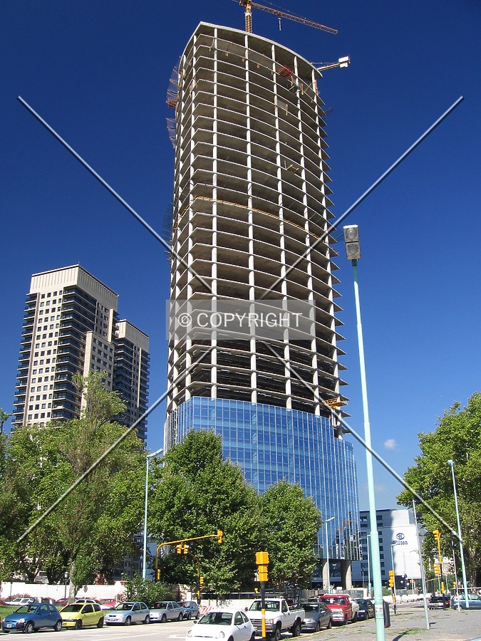 The curtain wall also rises in the northwest facade