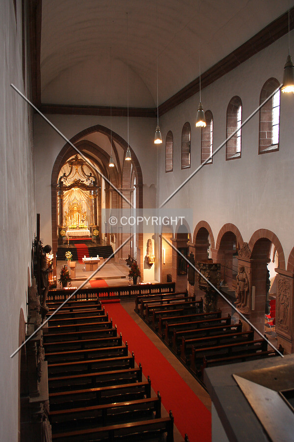 Diagonal view over the nave