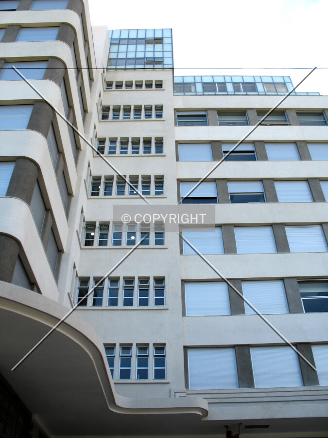 Looking up from Avenida Beira-Mar