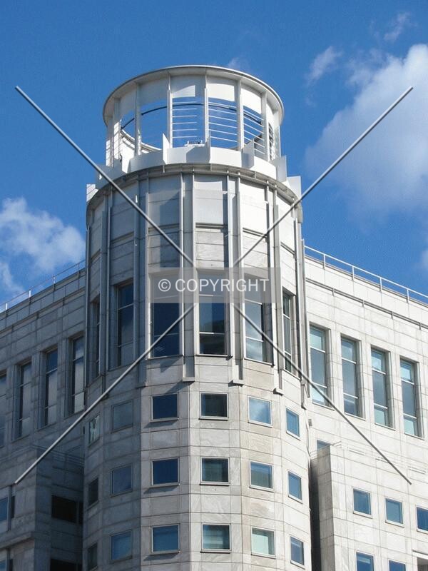 The building is crowned by a delicate rotunda at the NW corner