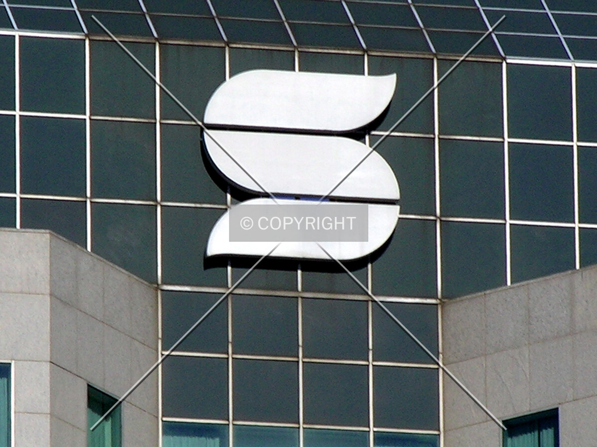 Replaced Southtrust signage atop the western side
