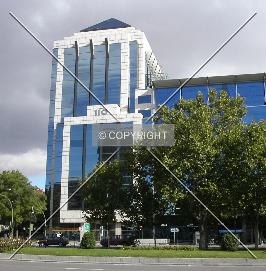 Front of the building, toward Paseo de la Castellana