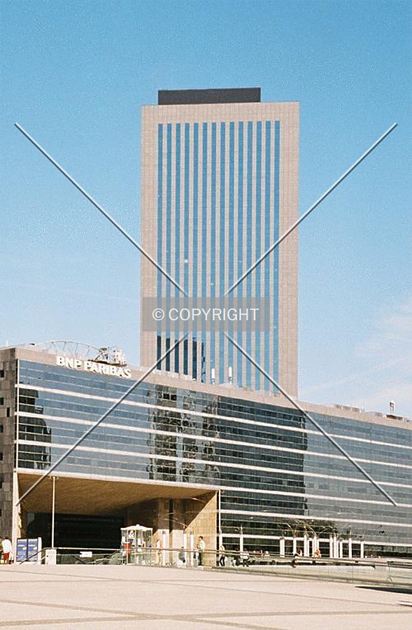 Side view from in front of La Grande Arche