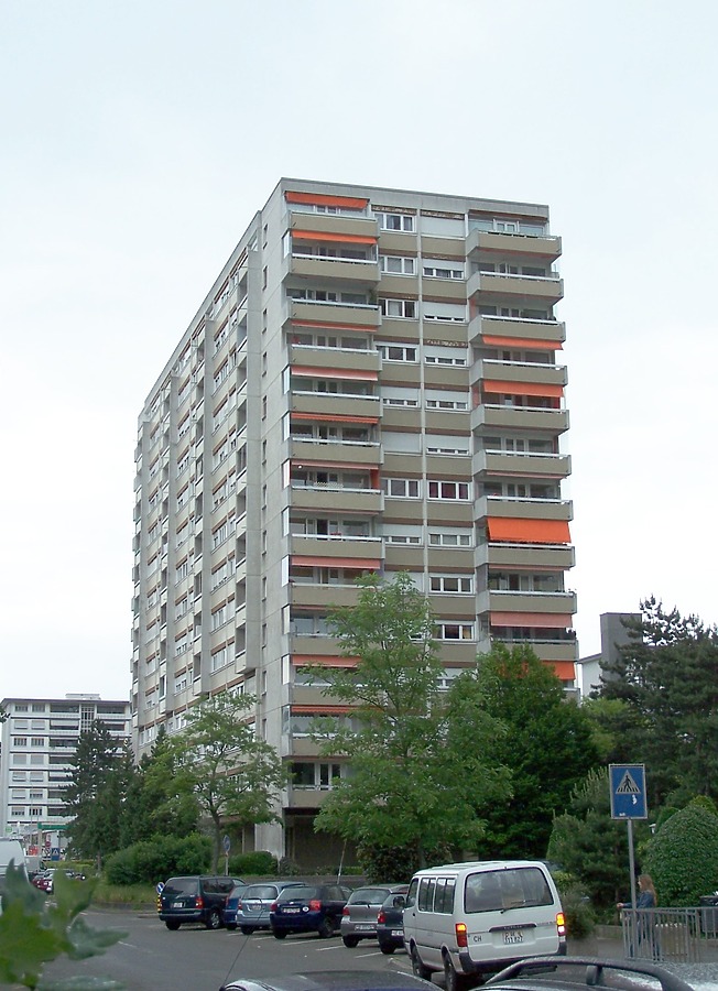 View along Avenue du Bois-de-la-Chapelle