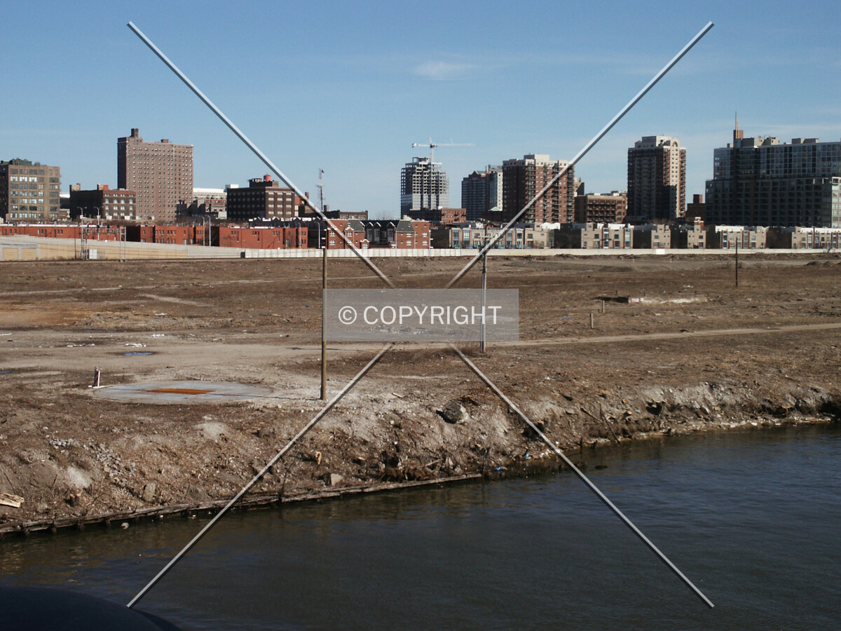 Distant view from the Roosevelt Road bridge over the Chicago River