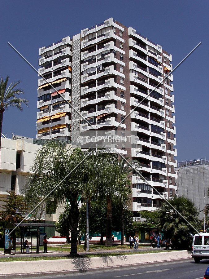 Looking to the building from Avenida de Andalucía
