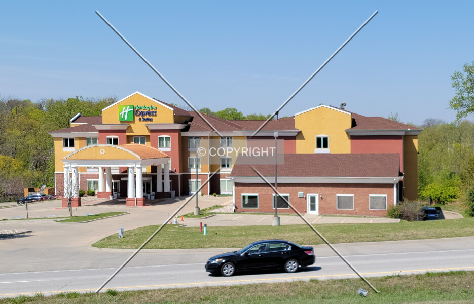 Holiday Inn Express & Suites Kansas City Sport Complex Area