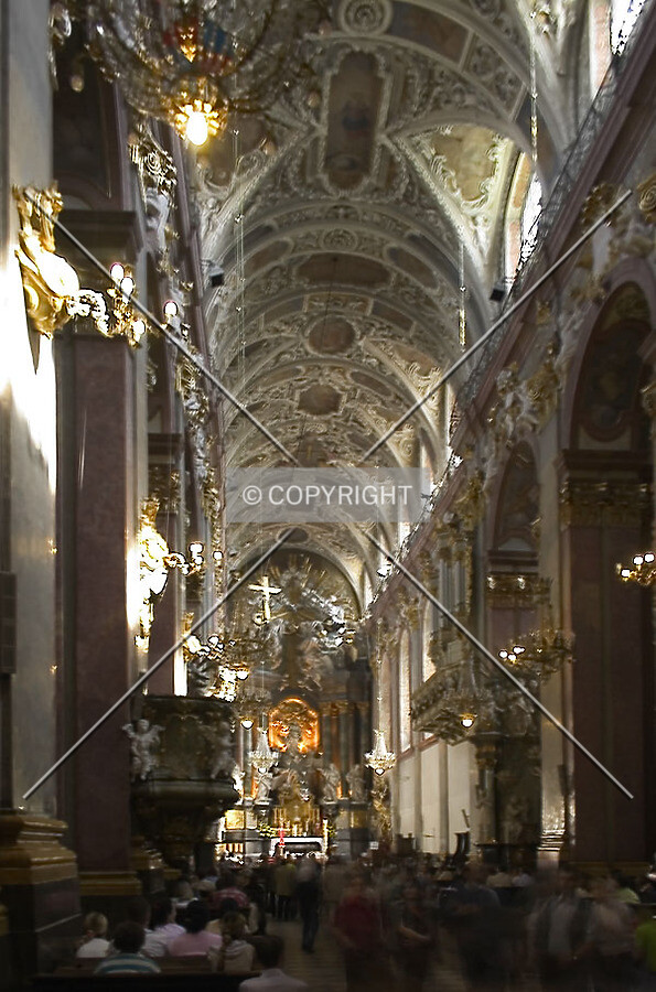 Tha main nave