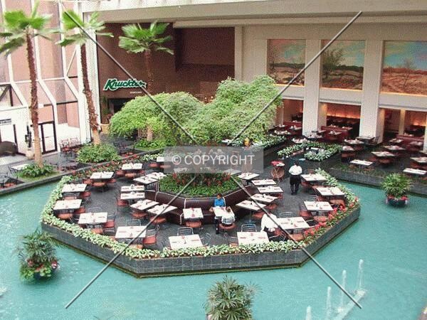 Restaurant peninsula in atrium
