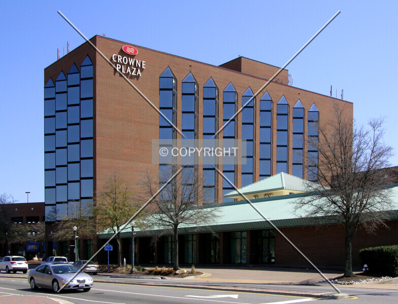 Crowne Plaza Hampton Marina