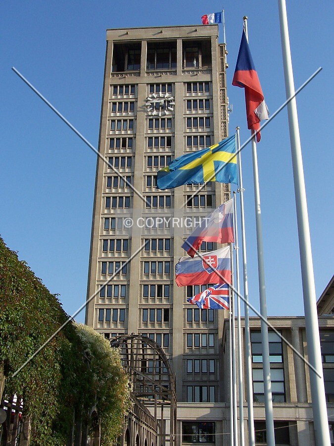 Face sud avec drapeaux