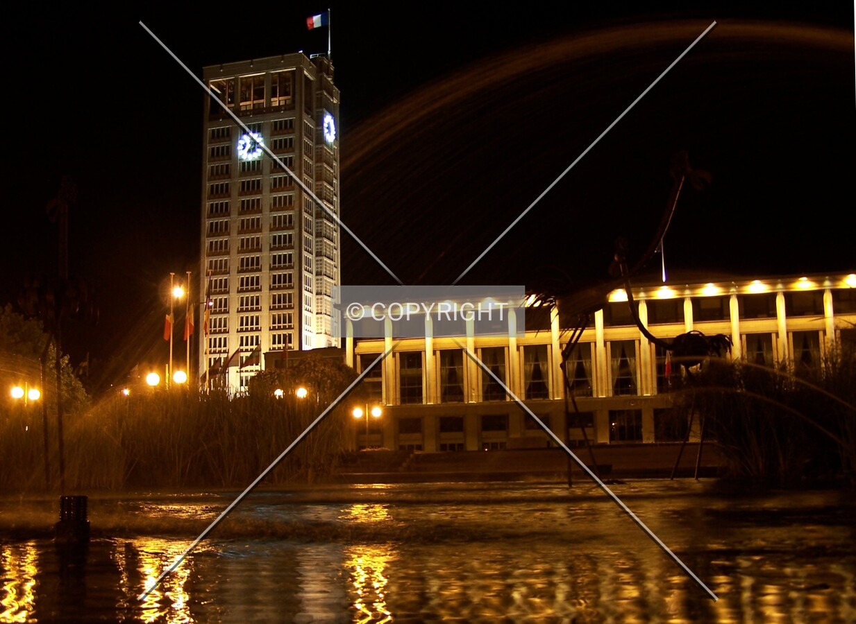 Vue nocturne avec les fontaines de la Place de l'Hôtel de Ville