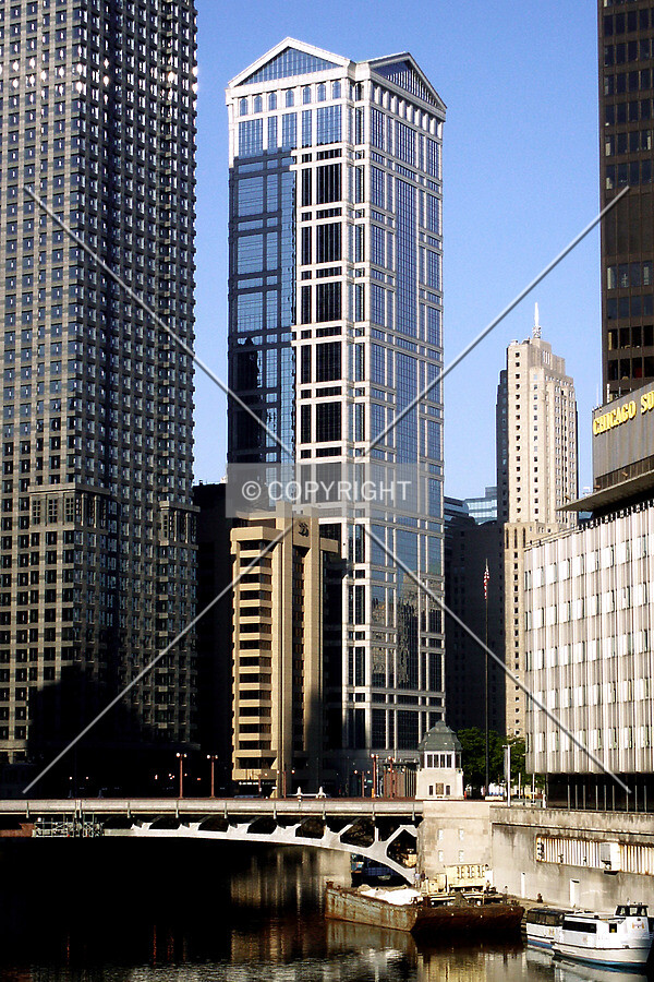 Looking down the Chicago River from the northeast