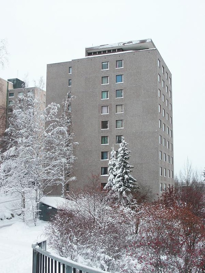 View from pedestrian bridge over Opiskelijankatu at wintertime before reconstruction