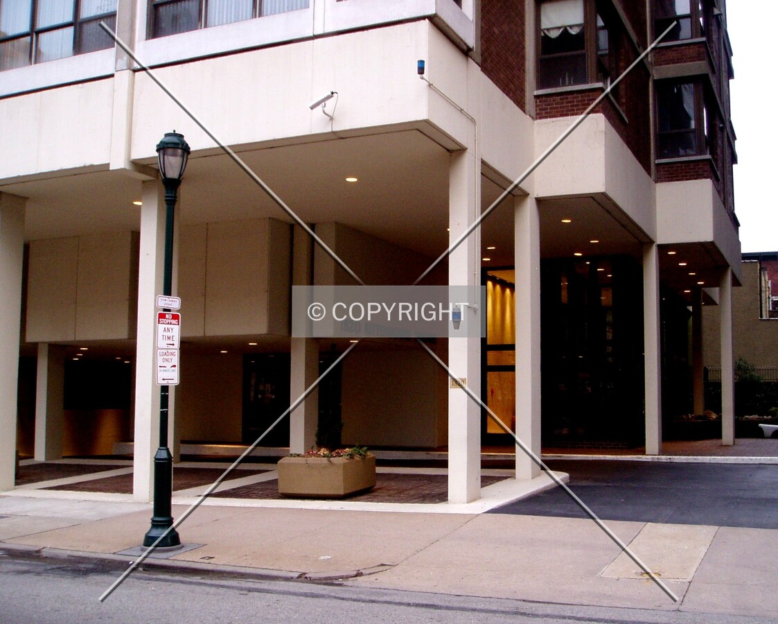 Entrance at the northwest side