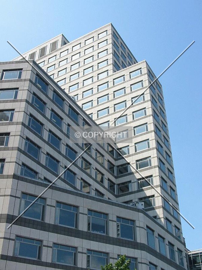 Setbacks on the northern facade, seen from West India Quay