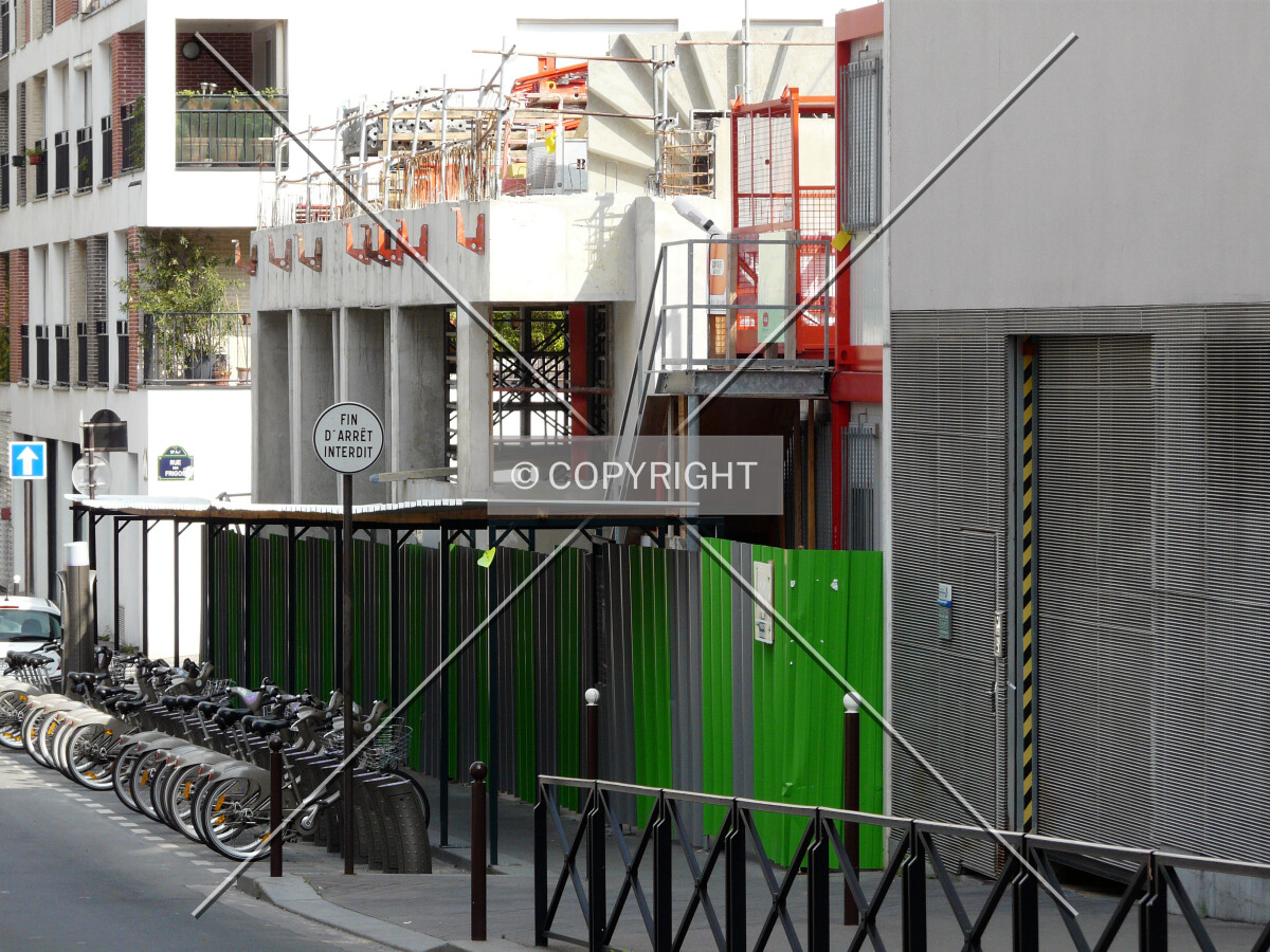 Ground floor rising above sidewalk on Rue Primo Levi