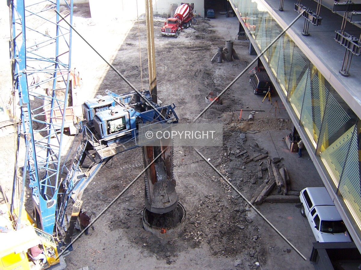 Lifting the bell bucket out of the caisson hole