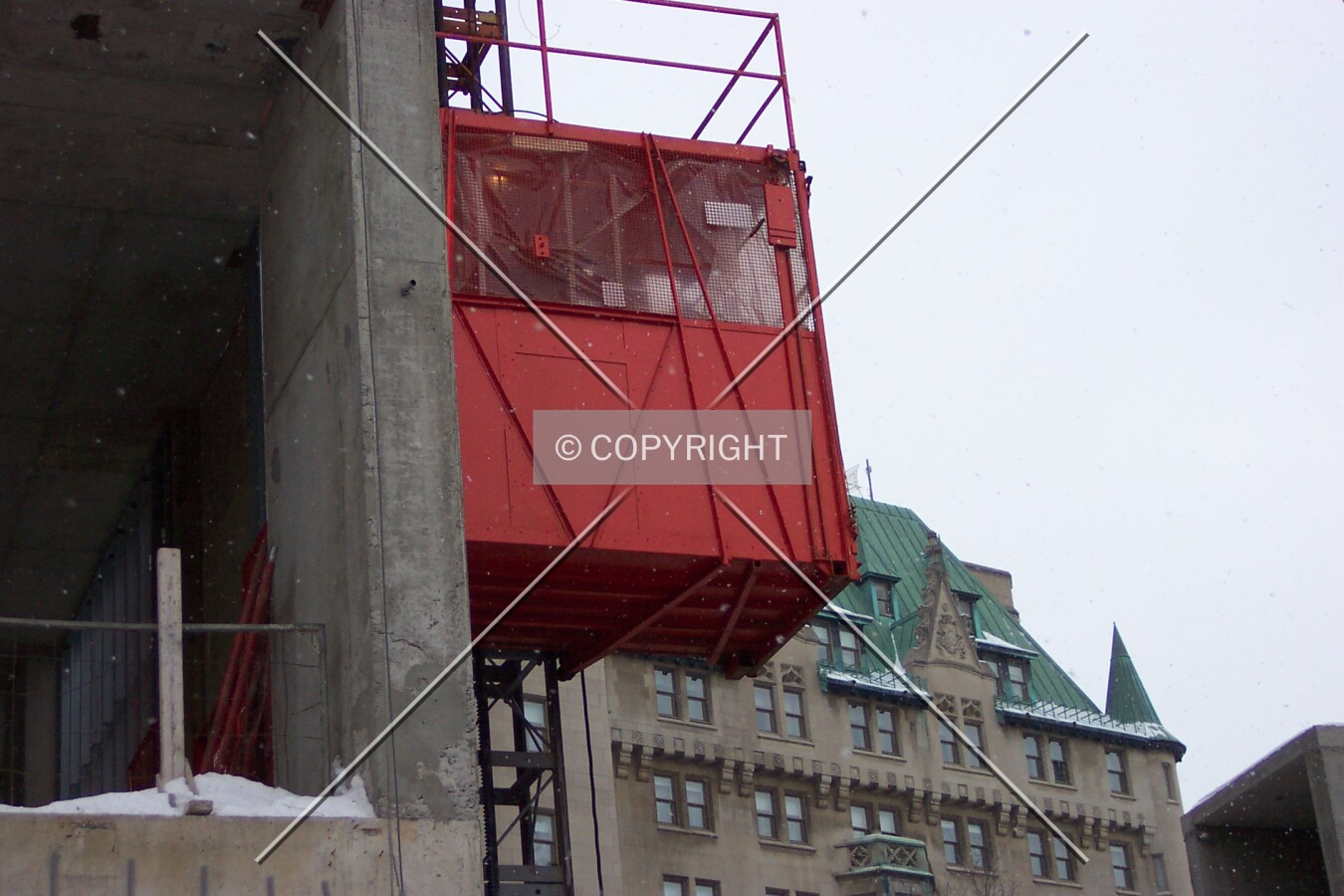 Personnel lift on the outer north facade