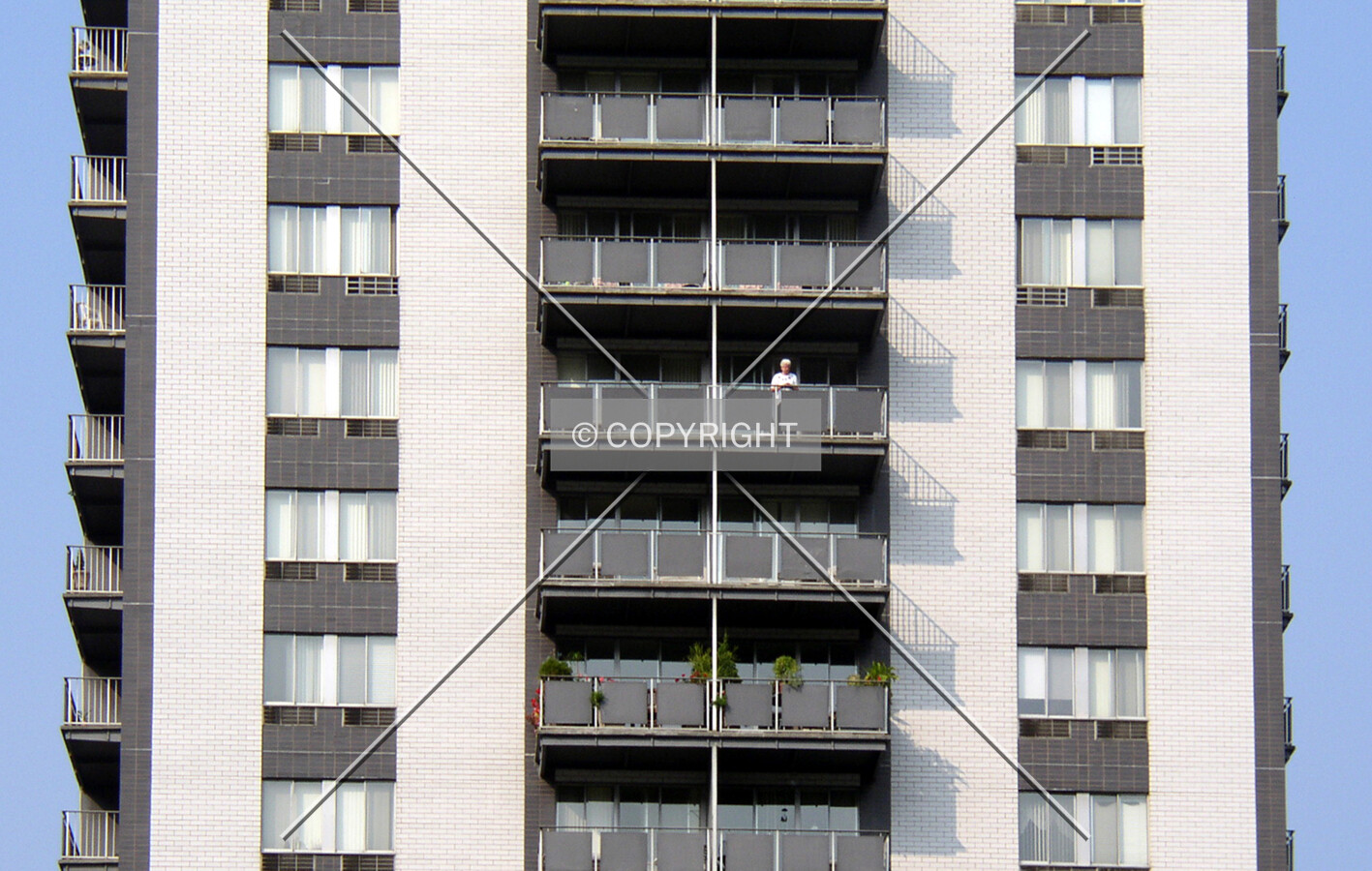 Detail of the middle floors of the western facade