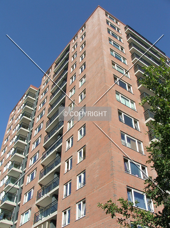 Looking up from Jekerstraat