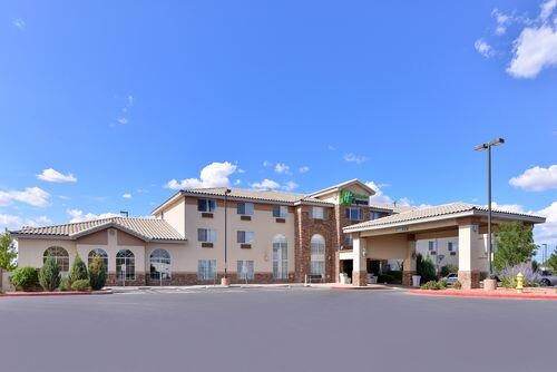 Holiday Inn Express & Suites Farmington (Bloomfield)