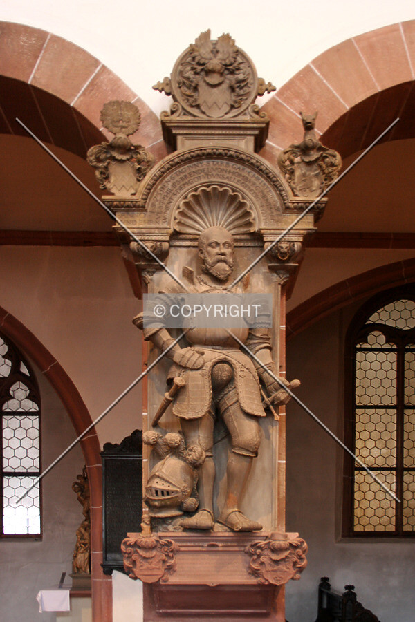 Armored sandstone figure on one of the columns in the nave