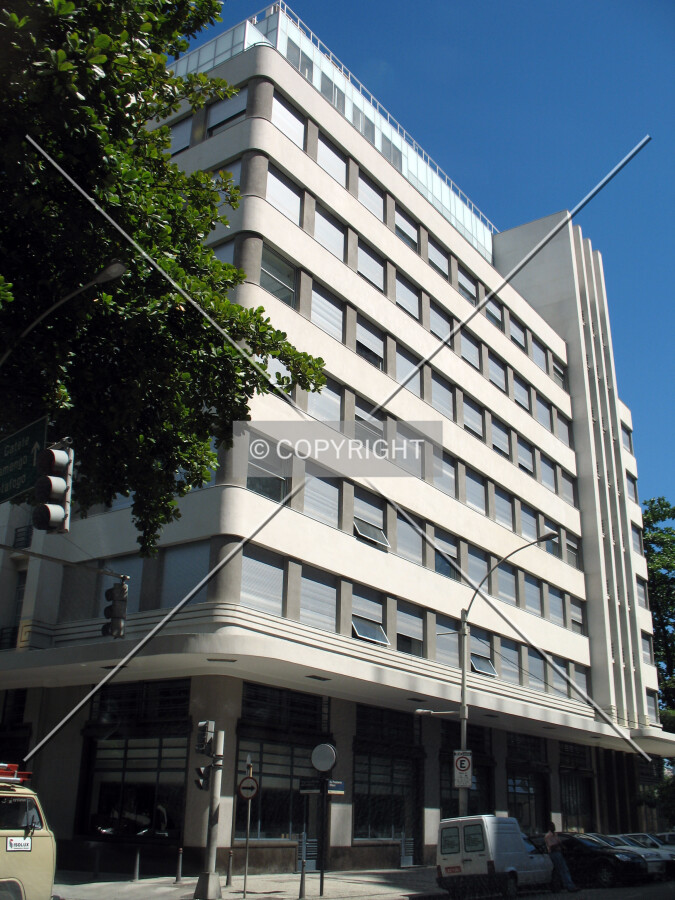 Looking up from Avenida Presidente Wilson