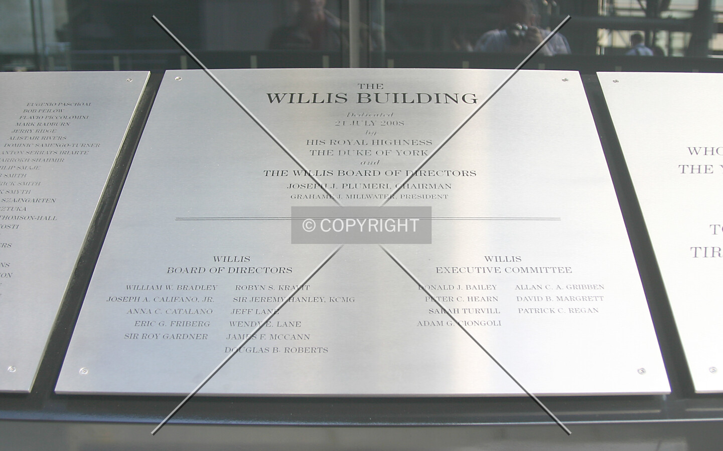 Dedication plaque adjacent to the Lime Street entrance