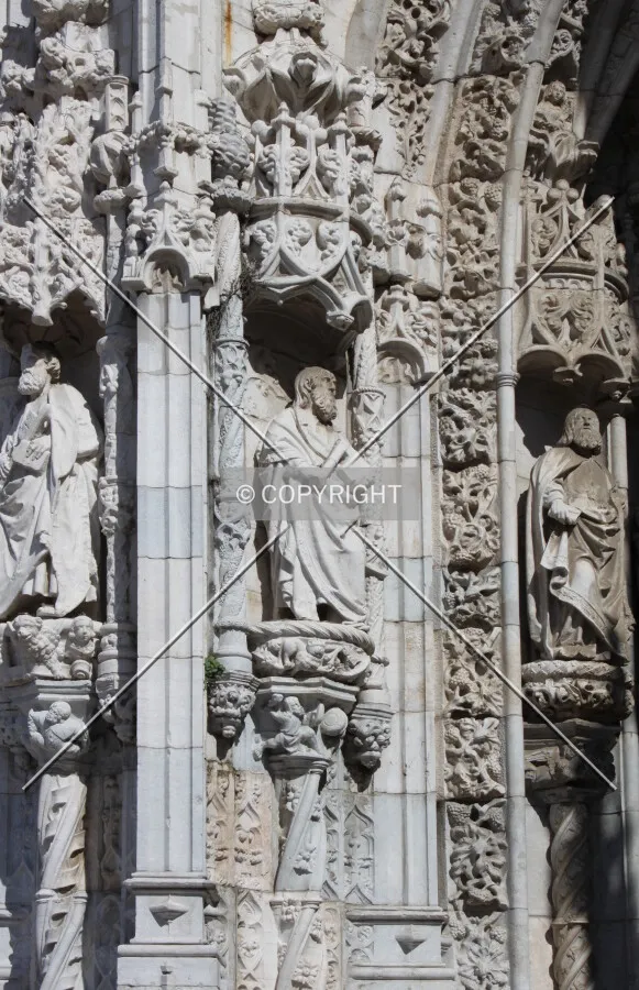 Facade detail of the left side of the main porch