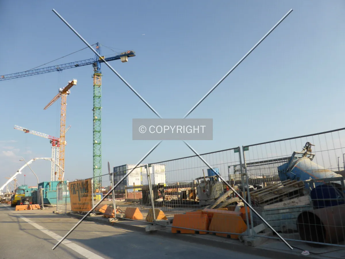 Photo 010-143-696