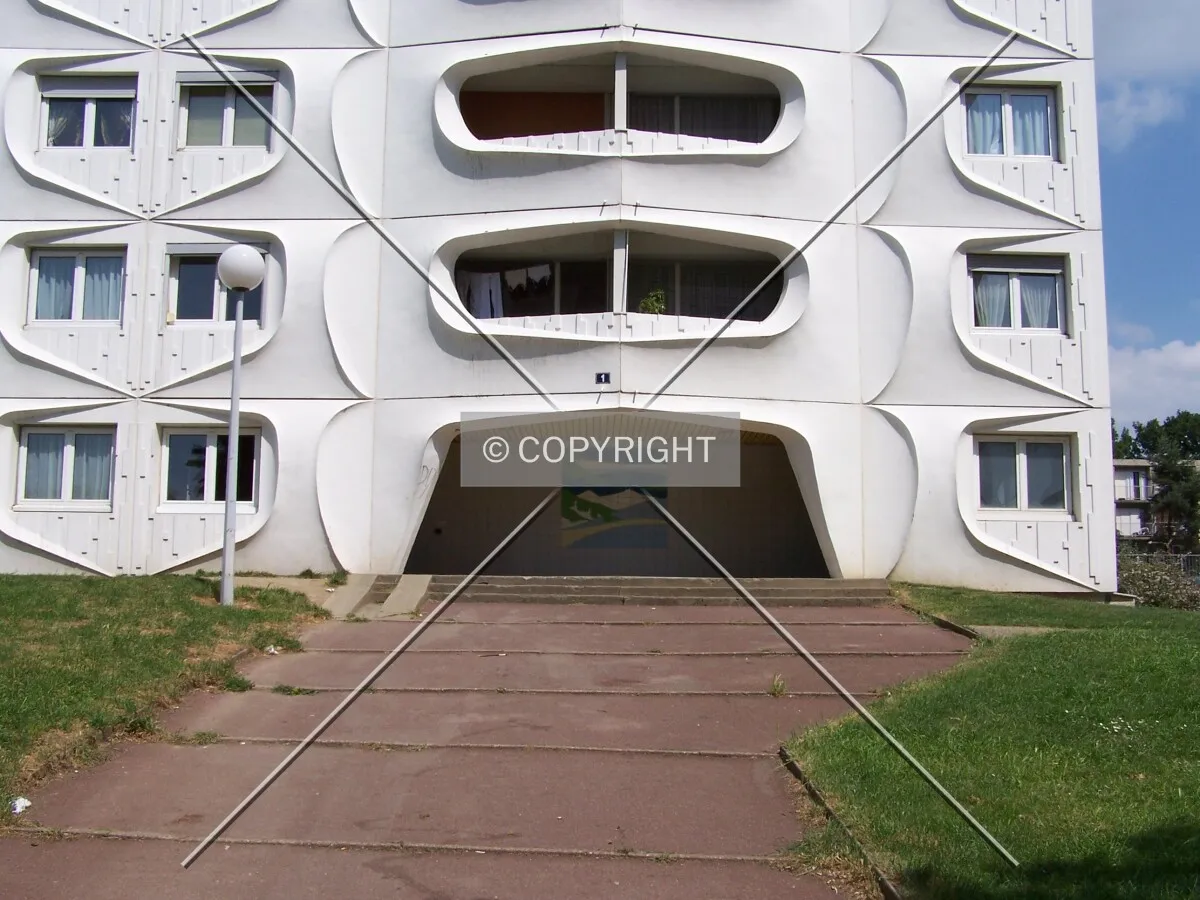 Entrée de l'immeuble sur la face ouest
