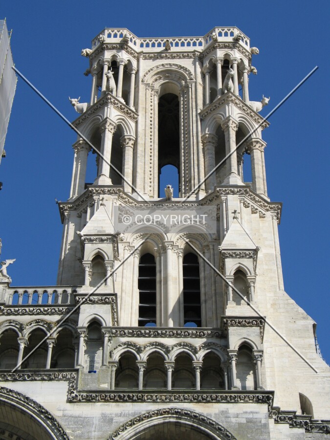 Top part view from the west of the southern tower on the western façade