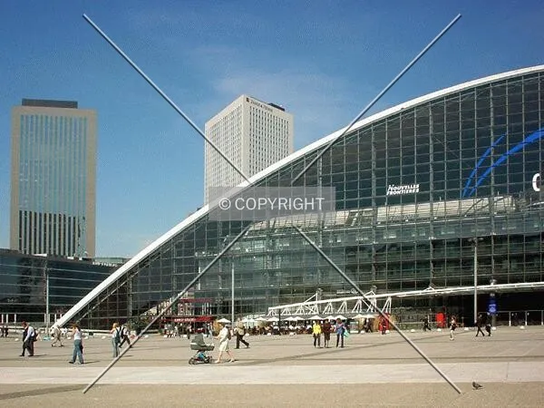 Left-side of CNIT at Grande Arche