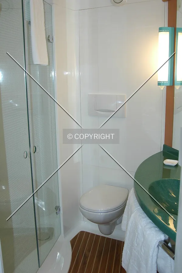 Typical room toilet in Ibis Palacio de Congresos Hotel